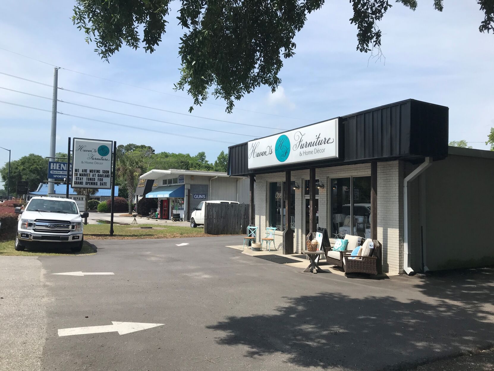 Haven's Furniture outside